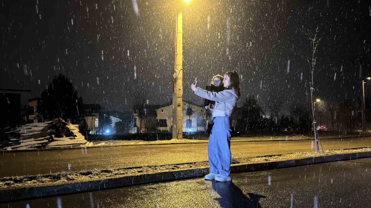 KARABÜK’ÜN SAFRANBOLU İLÇESİNDEKİ YÜKSEK KESİMLERDE KAR YAĞIŞI ETKİLİ OLMAYA BAŞLARKEN ARAÇLARIN...