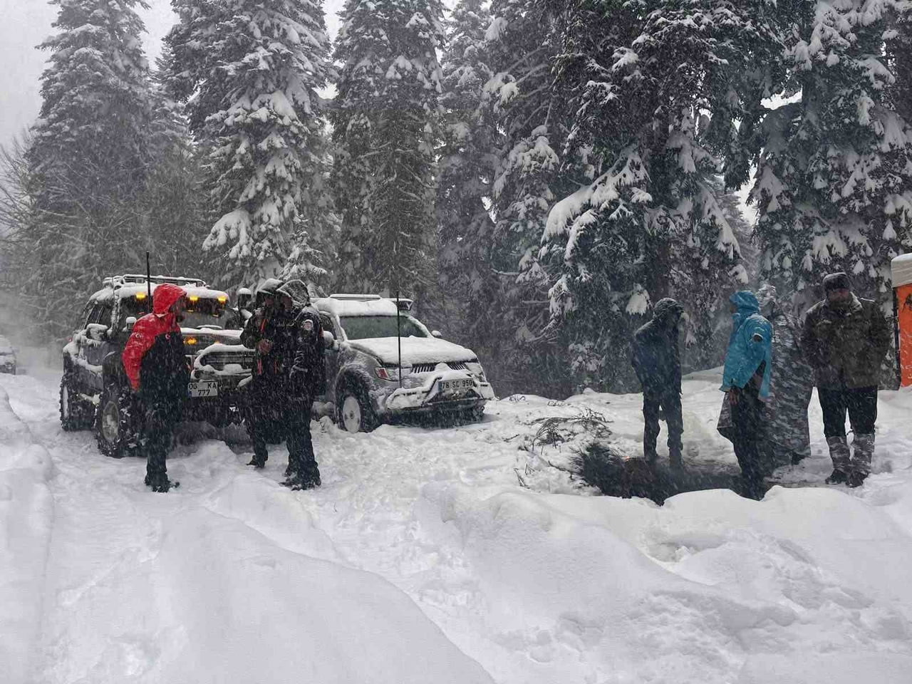 KARABÜK’ÜN SARIÇİÇEK YAYLASI’NDA YOĞUN KAR YAĞIŞI VE OLUMSUZ HAVA KOŞULLARI NEDENİYLE MAHSUR KALAN...