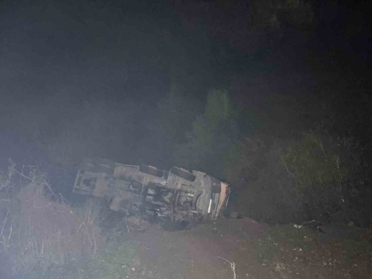 KARABÜK’ÜN YENİCE İLÇESİNDE YAKLAŞIK 150 METRE UÇURUMA YUVARLANAN BETON MİKSERİNDEKİ 2 KİŞİ...