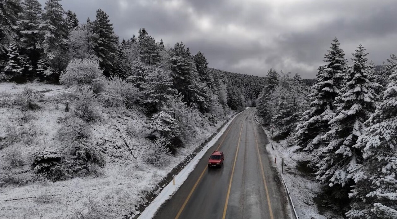 KARABÜK’ÜN YÜKSEK KESİMLERİNDE ETKİLİ OLAN KAR YAĞIŞIYLA BİRLİKTE ORMANLIK ALANLAR BEYAZA...