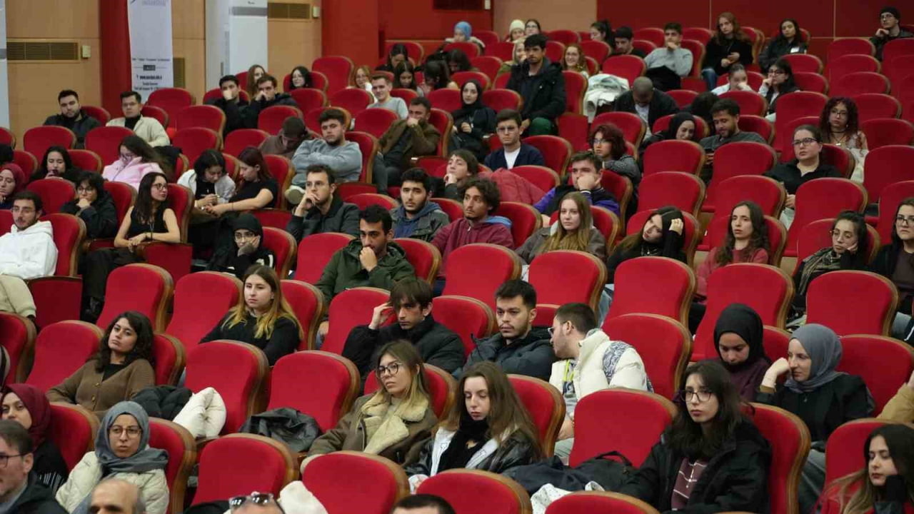 KARABÜK ÜNİVERSİTESİ’NDE DÜZENLENEN "ZİHİN ARENASI" DİSİPLİNLERARASI MÜNAZARA ETKİNLİĞİ’NDE...