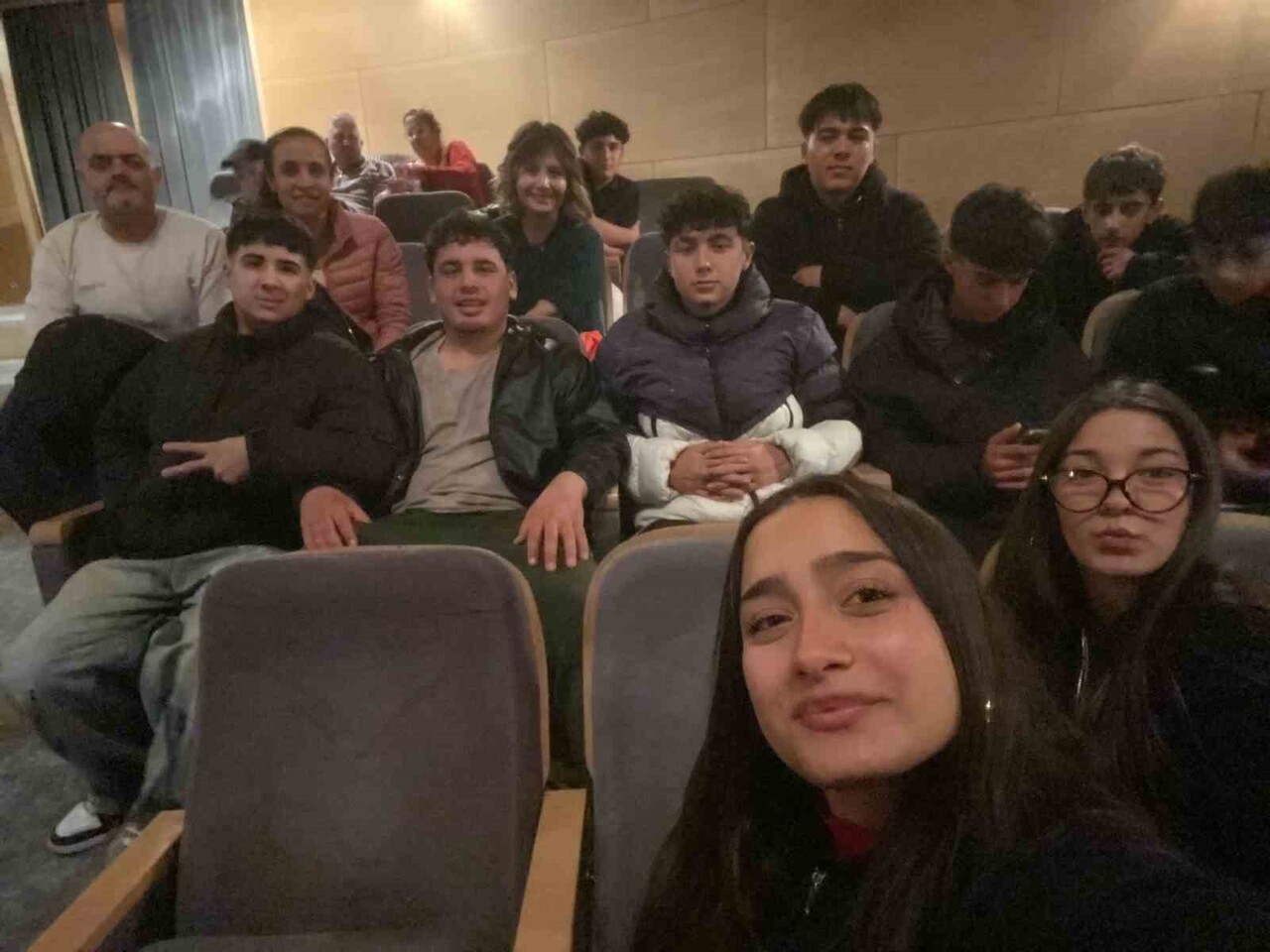 KARACASU KAYMAKAMLIĞI КОORDİNESİNDE YÜRÜTÜLEN “İLÇEMİZDE TİYATRO BİLMEYEN KALMASIN” PROJESİ...