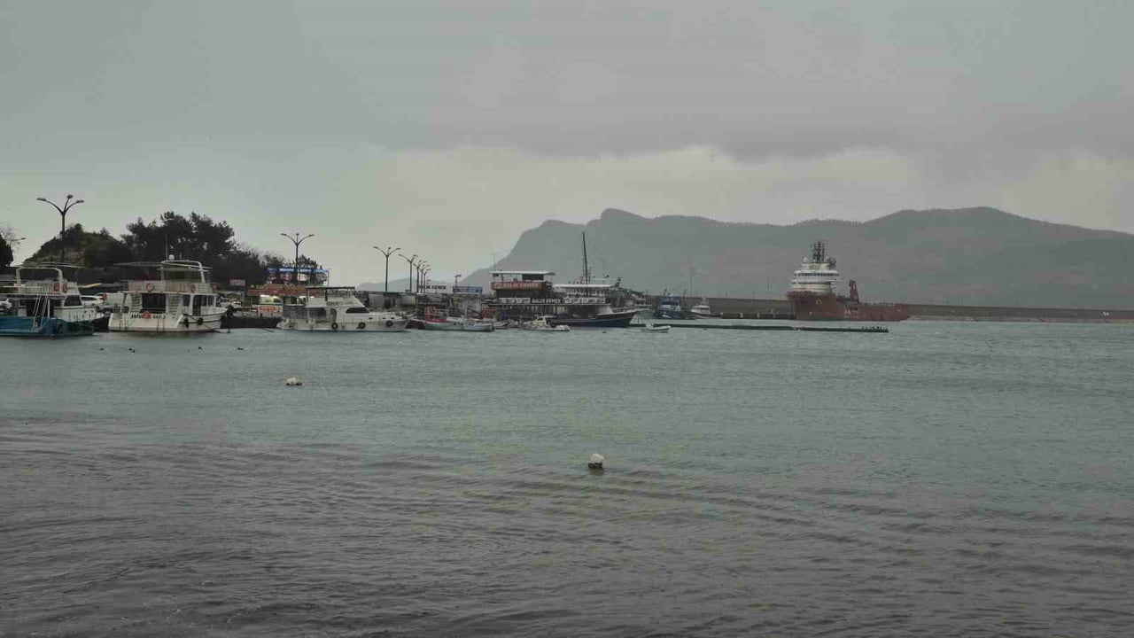 KARADENİZ'DE HIZI SAATTE 90 KİLOMETREYİ BULAN FIRTINA NEDENİYLE DOĞALGAZ SONDAJ ÇALIŞMASINDA YER...