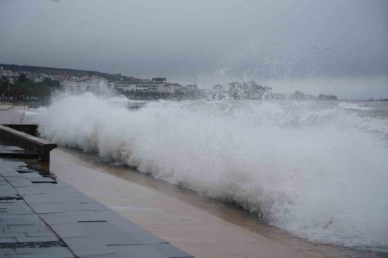 KARADENİZ’DE ETKİLİ OLAN FIRTINA NEDENİYLE SAMSUN’UN ATAKUM İLÇESİ KÖRFEZ MEVKİSİNDE DENİZ...