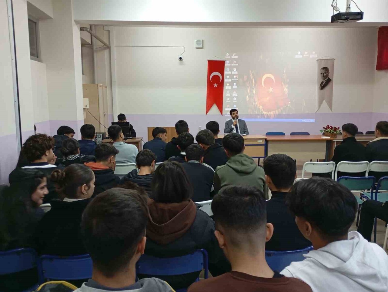 KARAKOÇAN’DA ÖĞRENCİLERE PEYGAMBERİMİZ VE ŞAHSİYET İNŞASI KONULU KONFERANS