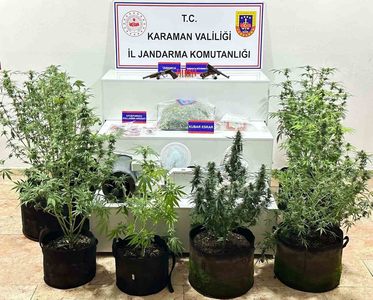 KARAMAN'DA JANDARMANIN YAPTIĞI UYGULAMALARDA UYUŞTURUCU VE RUHSATSIZ SİLAHLAR ELE GEÇİRİLİRKEN...