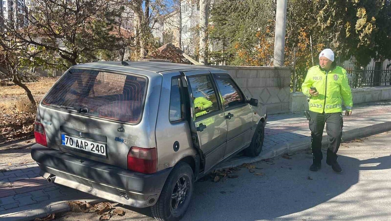 KARAMAN'DA KONTROLDEN ÇIKAN BİR OTOMOBİL, ÖNCE YAYAYA ÇARPTI, SONRA DA KALDIRIMA ÇIKTI