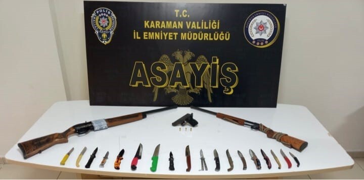 KARAMAN'DA POLİSİN KENT MERKEZİNDE YÜRÜTTÜĞÜ ASAYİŞ UYGULAMALARINDA UYUŞTURUCU, RUHSATSIZ SİLAHLAR...