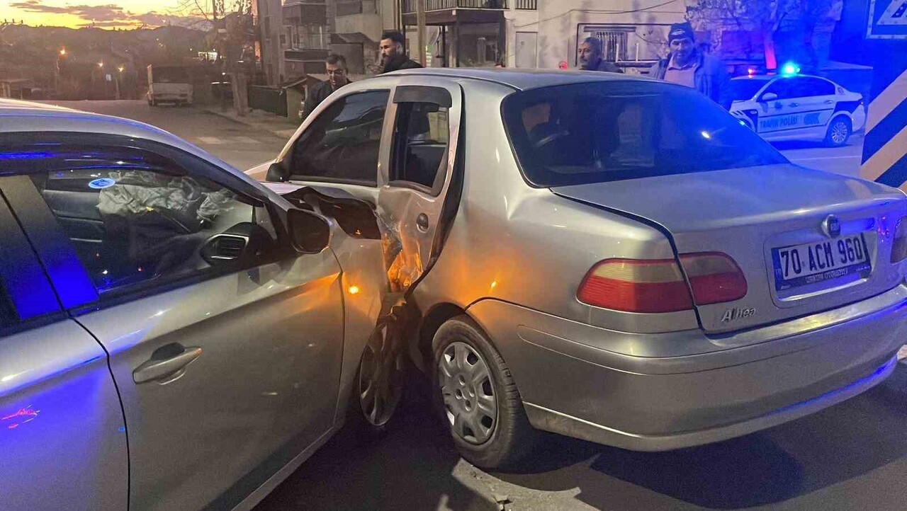 KARAMAN’DA İKİ OTOMOBİLİN ÇARPIŞMASI SONUCU MEYDANA GELEN TRAFİK KAZASINDA 6 KİŞİ...