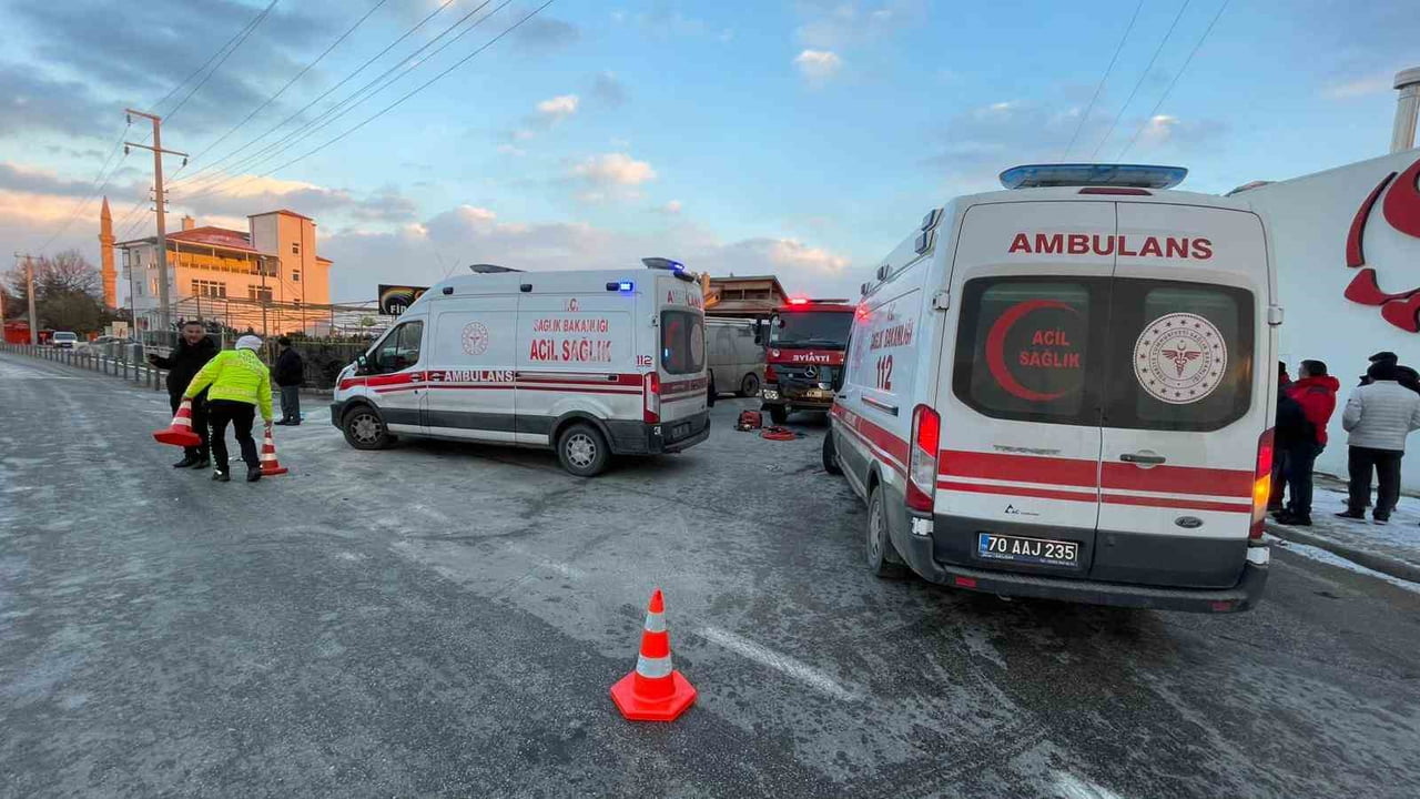 KARAMAN’DA KAMYONUN ÇARPTIĞI OTOMOBİL SAVRULARAK BELEDİYEYE AİT YOLCU OTOBÜSÜNE ÇARPTI. KAZADA...