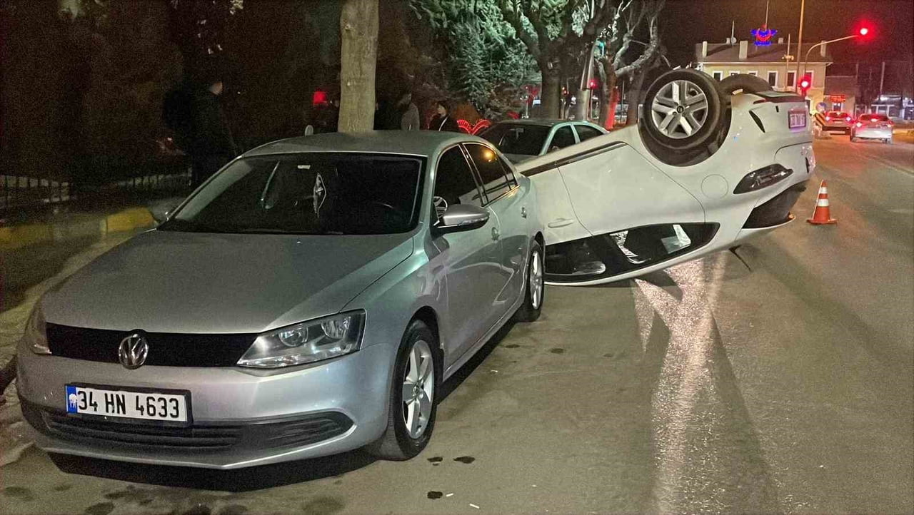 KARAMAN’DA PARK HALİNDEKİ ARAÇLARA ÇARPAN OTOMOBİL DEVRİLEREK TERS DÖNDÜ.