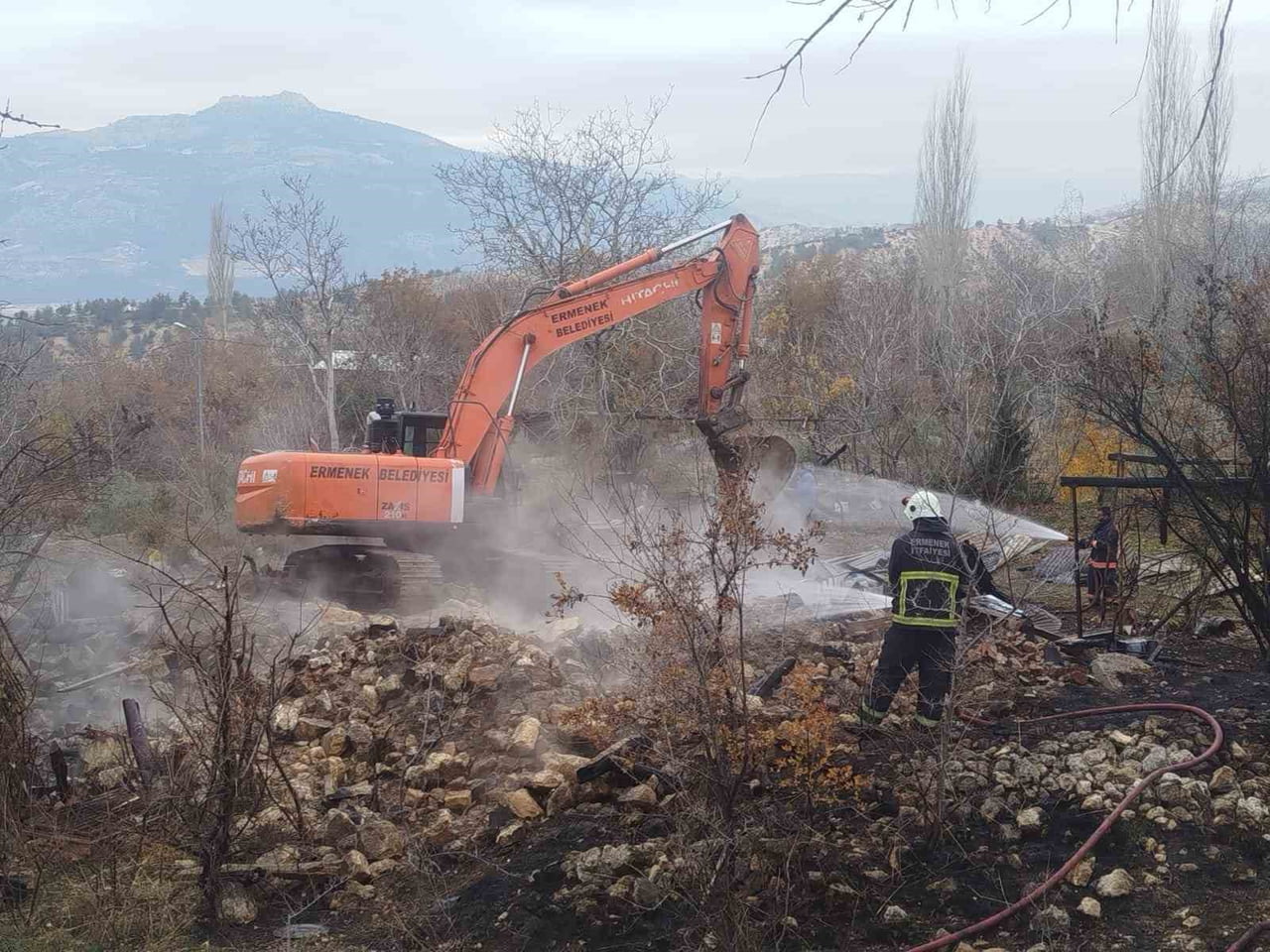 KARAMAN’IN ERMENEK İLÇESİNDE SOBADAN ÇIKAN YANGINDA TEK KATLI EV TAMAMEN YANARAK KULLANILAMAZ HALE...