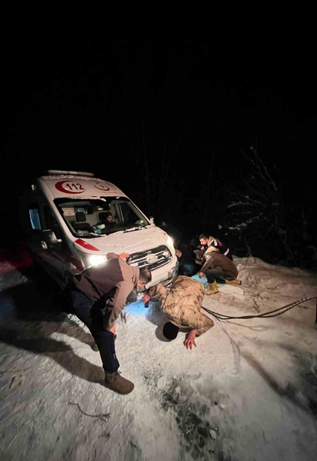 – KARDA MAHSUR KALAN AMBULANSI ÖZEL İDARE VE JANDARMA KURTARDI