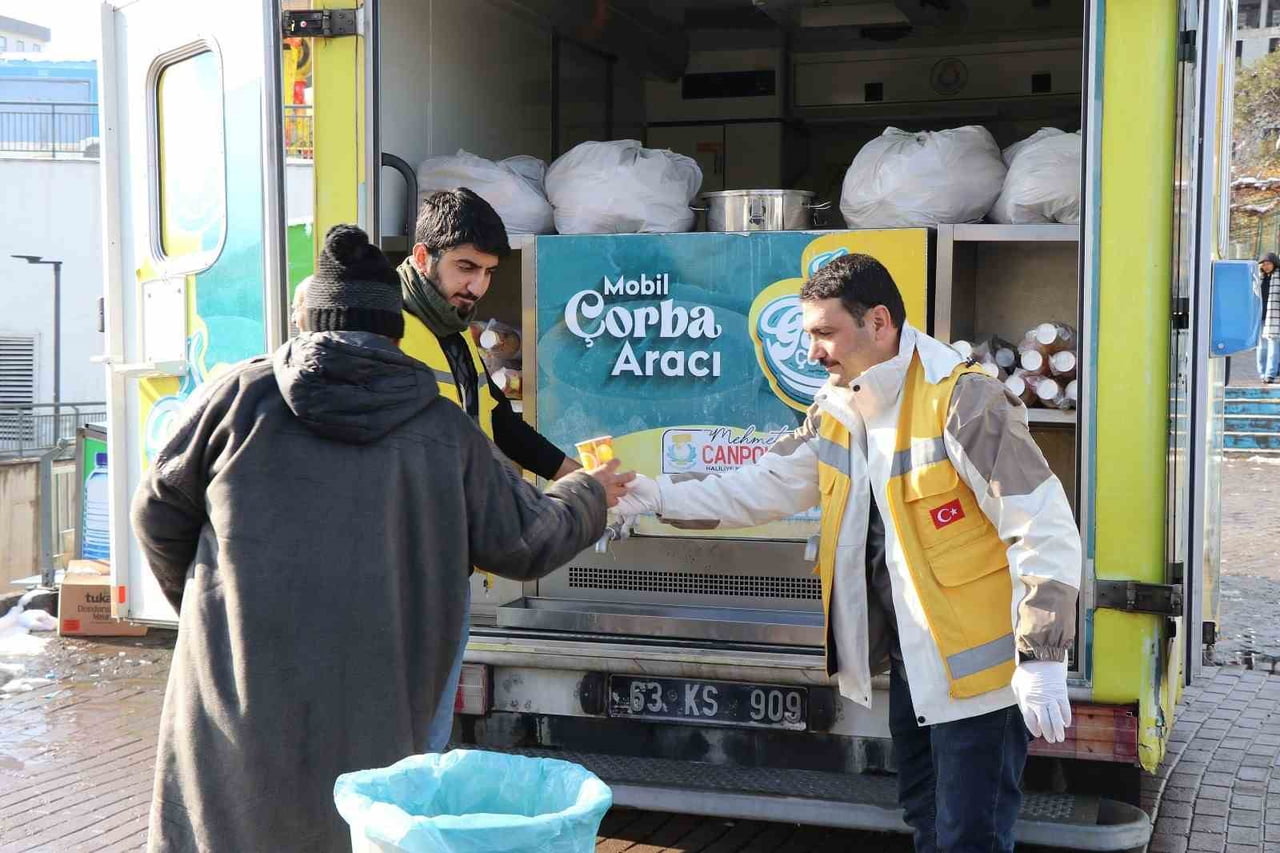 KARLI HAVADA SICAK ÇORBA İKRAMI