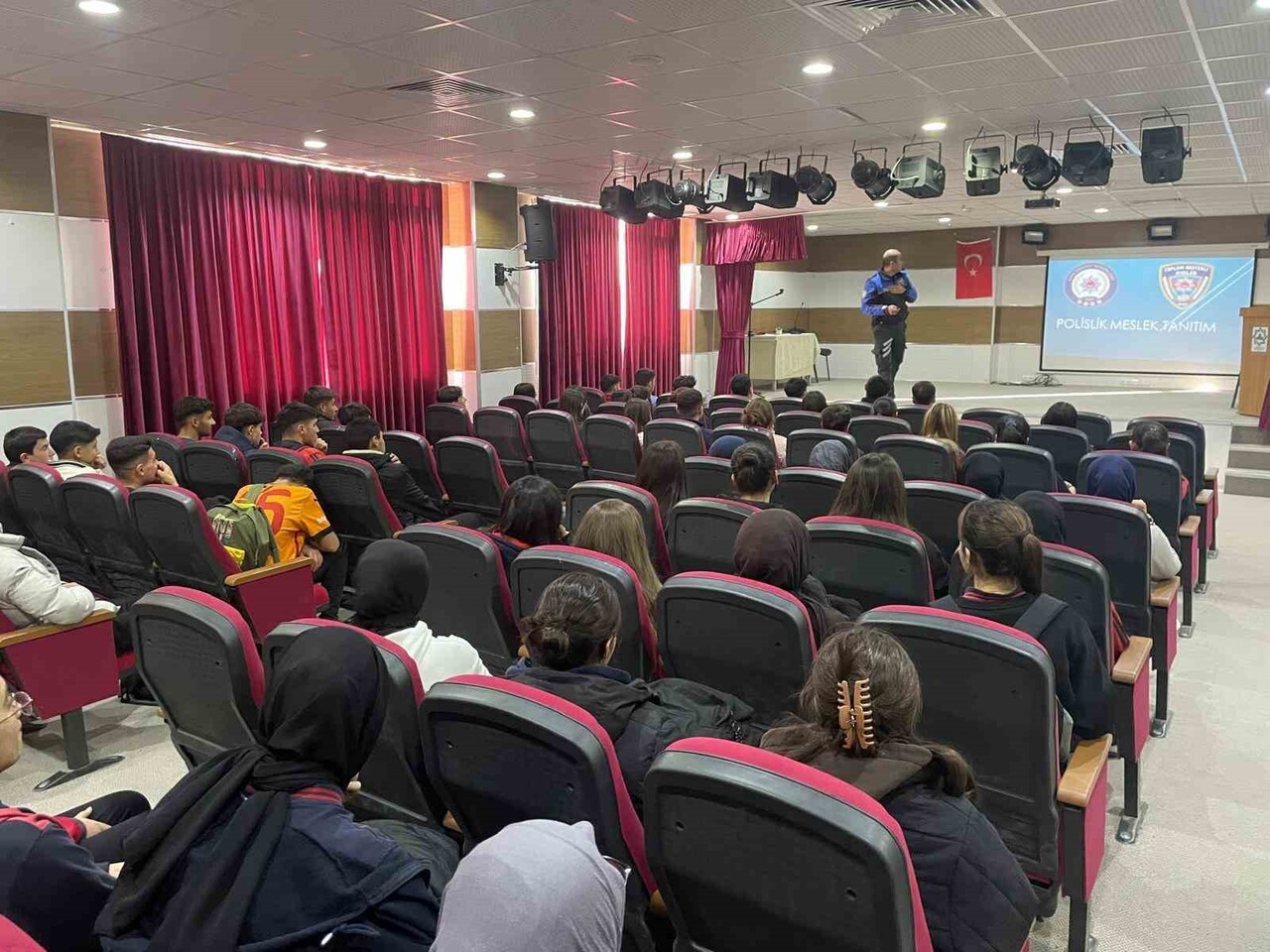 KARS’TA ÖĞRENCİLERE POLİSLİK MESLEĞİ ANLATILDI(KARS-İHA)