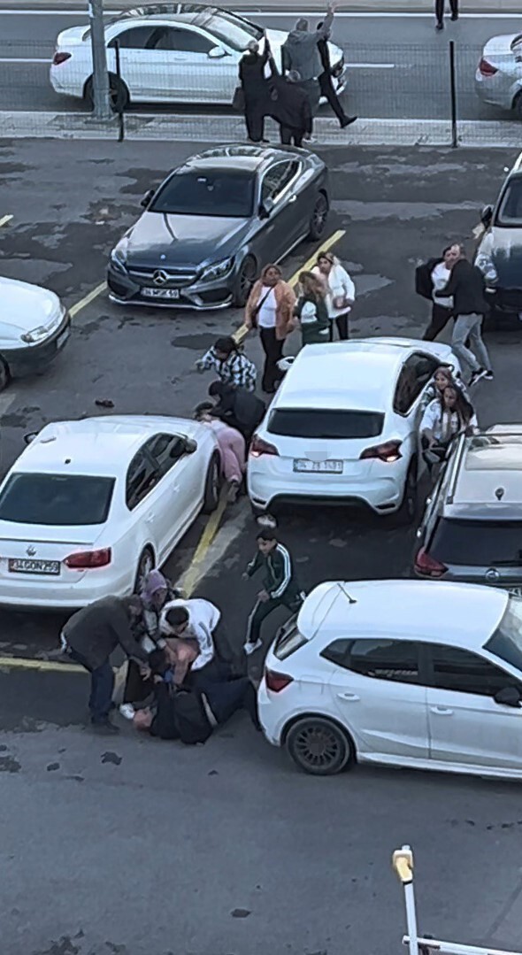 KARTAL ANADOLU ADALET SARAYI ÖNÜNDE İKİ AİLE ARASINDA BİLİNMEYEN BİR NEDENDEN ÖTÜRÜ KAVGA ÇIKTI....