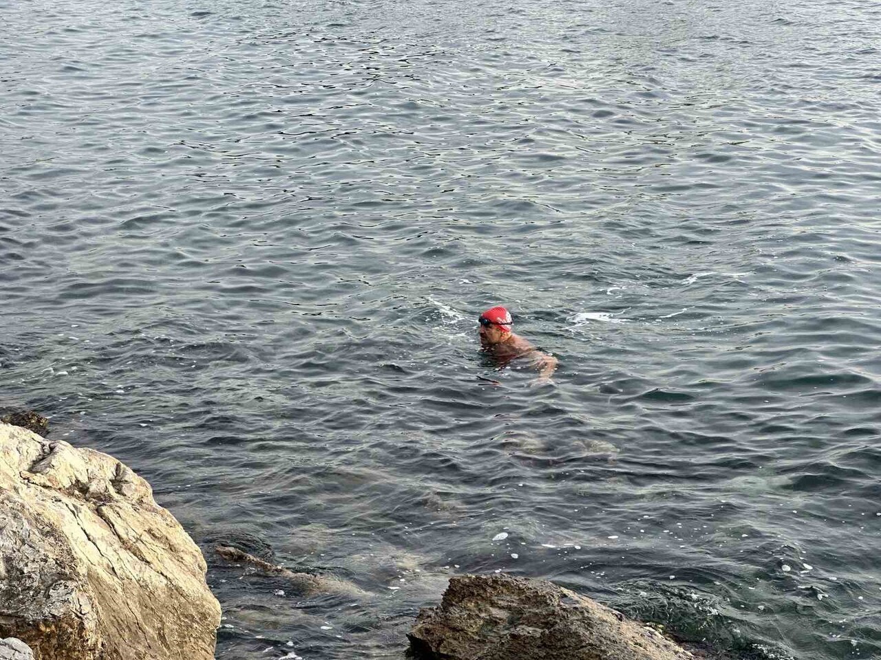 KARTAL’DA SOĞUĞA MEYDAN OKUYAN İKİ ARKADAŞ DENİZE GİRİP YÜZMENİN KEYFİ ÇIKARDI.