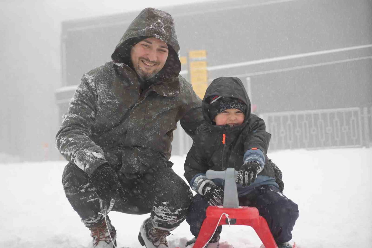 KARTEPE'DE KAR KALINLIĞI 10 SANTİMETREYE ULAŞTI.