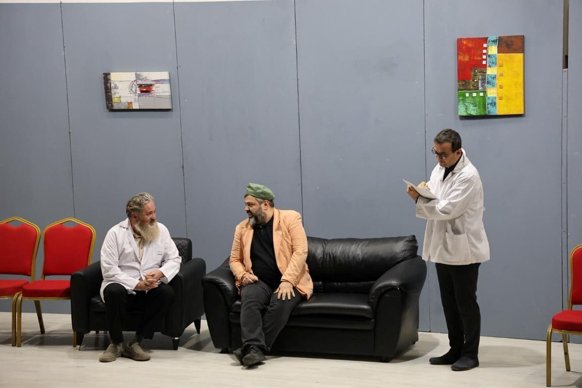 KARTEPE'DE "DELİRİYORUM BEN HABERİN OLSUN" ADLI YETİŞKİN TİYATRO OYUNU, İZLEYİCİLERDEN TAM NOT...