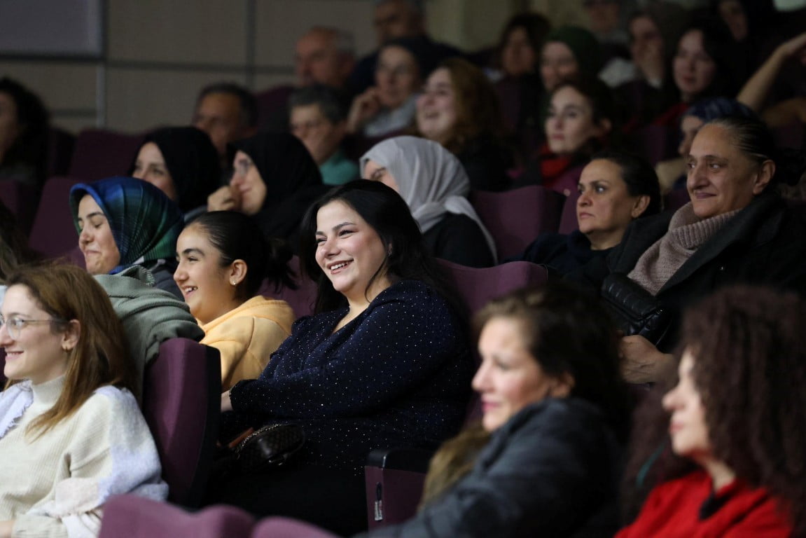 KARTEPE'DE "DELİRİYORUM BEN HABERİN OLSUN" ADLI YETİŞKİN TİYATRO OYUNU, İZLEYİCİLERDEN TAM NOT...