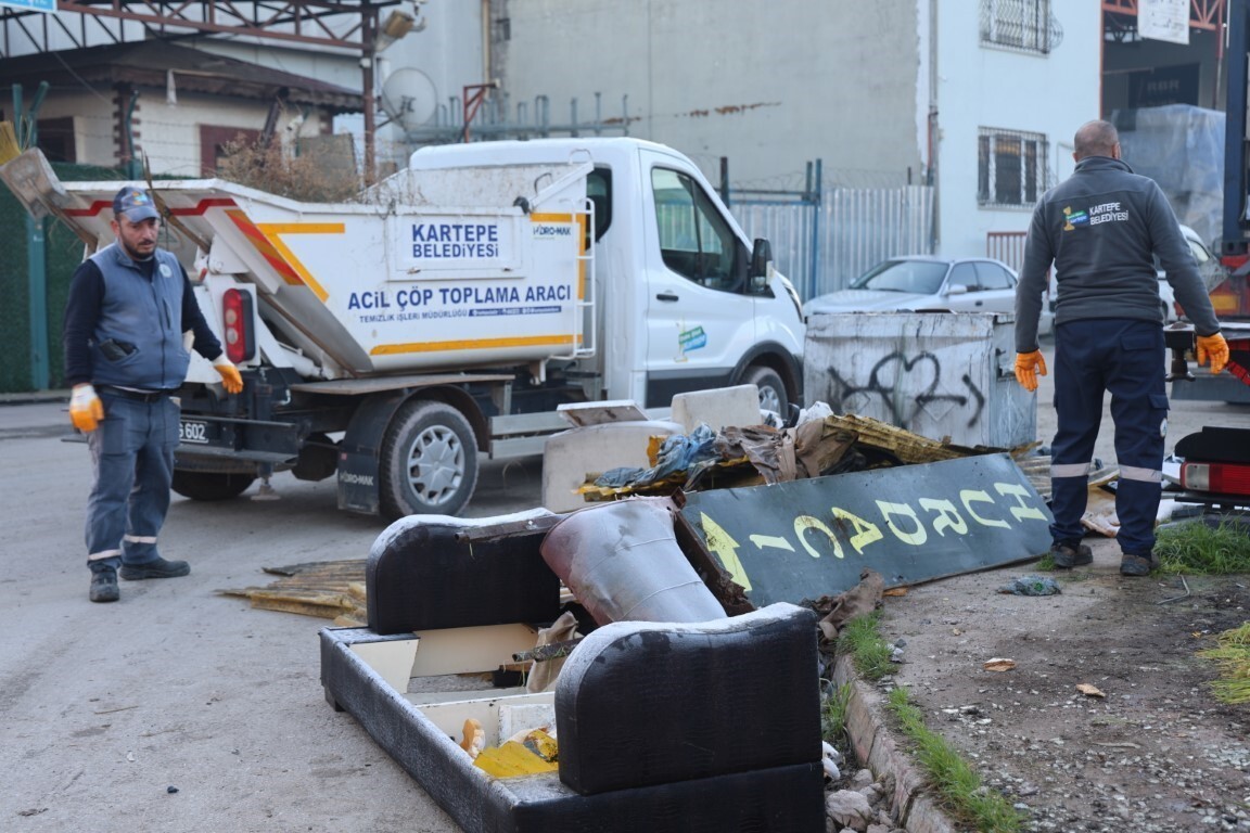 KARTEPE'DE SANAYİ BÖLGESİNDE YAPILAN TEMİZLİK ÇALIŞMALARINDA 125 TON MOLOZ VE ATIK TOPLANDI.