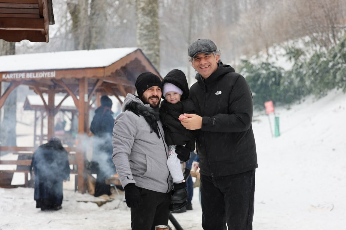 KARTEPE BELEDİYESİ TARAFINDAN HİZMETE SUNULAN MESİRE ALANI, KAR YAĞIŞININ ARDINDAN BEYAZ ÖRTÜYLE...