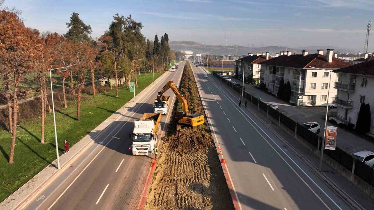 KARTEPE TRAMVAY HATTI’NDA ÇALIŞMALARI SÜRERKEN BÖLGEDEN DİKKATLİCE SÖKÜLEN AĞAÇLAR, BİR SONRAKİ...