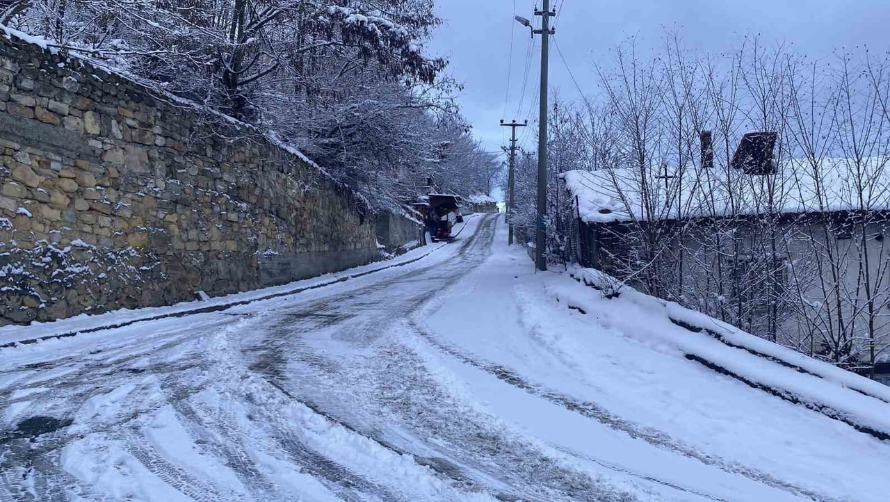 KASTAMONU'DA DÜN DÜN DURAN KAR YAĞIŞI BUGÜN SABAH SAATLERİ İTİBARIYLA YENİDEN BAŞLADI.