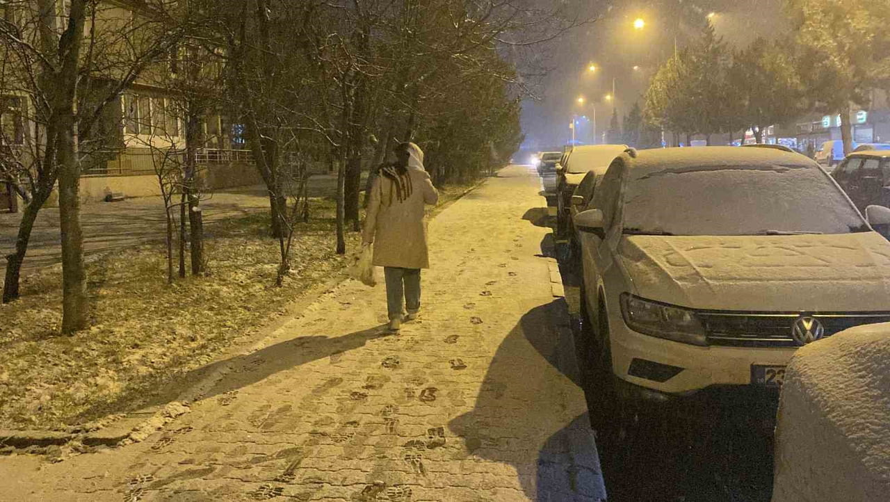 KASTAMONU'DA GÜN BOYUNCA YÜKSEK KESİMLERDE YAĞAN KAR AKŞAM SAATLERİ İTİBARIYLA İL MERKEZİNDE DE...