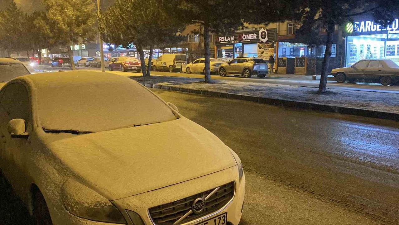 KASTAMONU'DA GÜN BOYUNCA YÜKSEK KESİMLERDE YAĞAN KAR AKŞAM SAATLERİ İTİBARIYLA İL MERKEZİNDE DE...