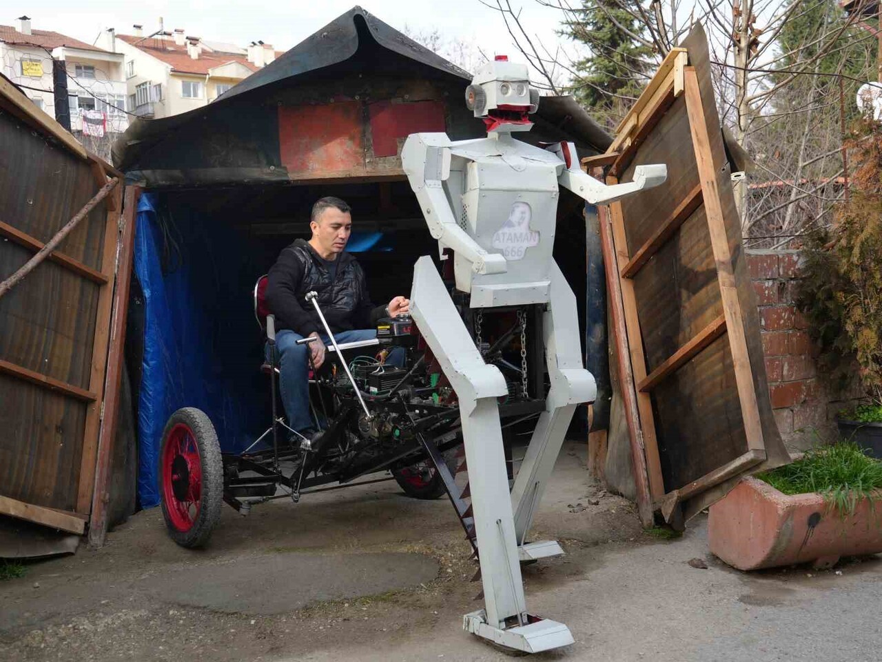 KASTAMONU'DA HAYALİNİ GERÇEKLEŞTİREN BİR VATANDAŞ, YÜRÜYEN VE ARKASINDA İNSAN TAŞIYABİLEN ROBOT...
