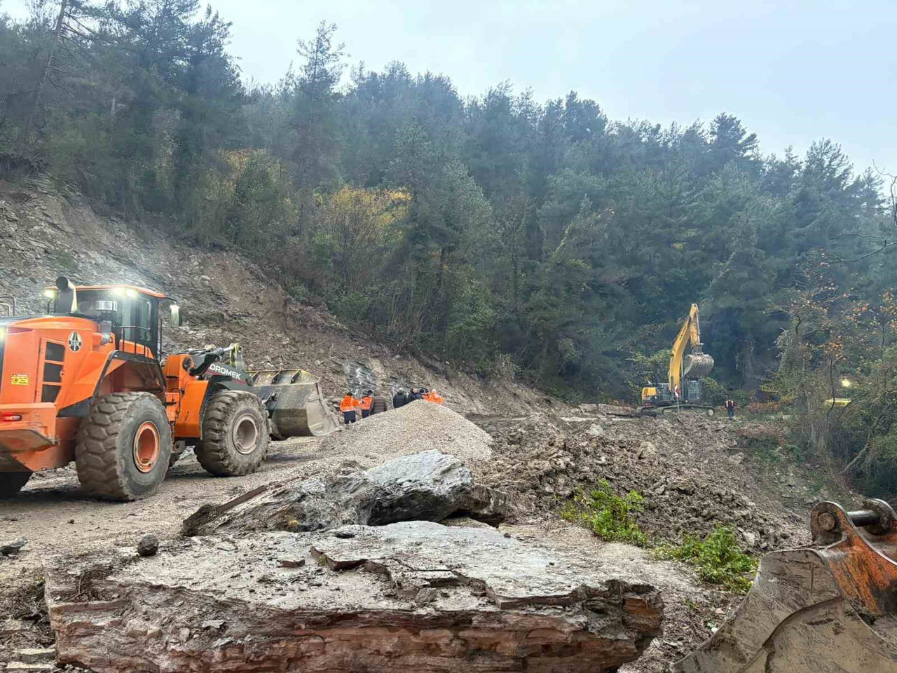 KASTAMONU'DA HEYELAN SEBEBİYLE KAPANAN İNEBOLU-DOĞANYURT-CİDE KARAYOLU, EKİPLERİN ÇALIŞMASIYLA...