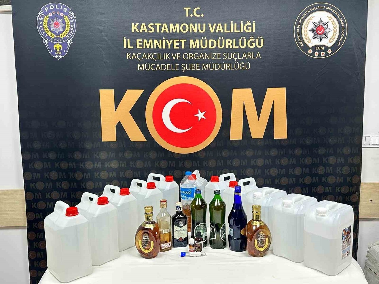 KASTAMONU'DA POLİS EKİPLERİ TARAFINDAN DÜZENLENEN OPERASYONDA 55 LİTRE ETİL ALKOL, 8 LİTRE EL...