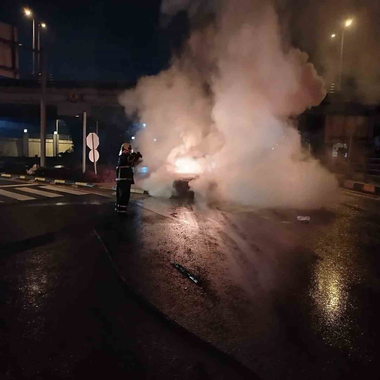 KASTAMONU'DA SEYİR HALİNDEYKEN ALEVLERE TESLİM OLAN OTOMOBİL KULLANILMAZ HALE GELDİ.