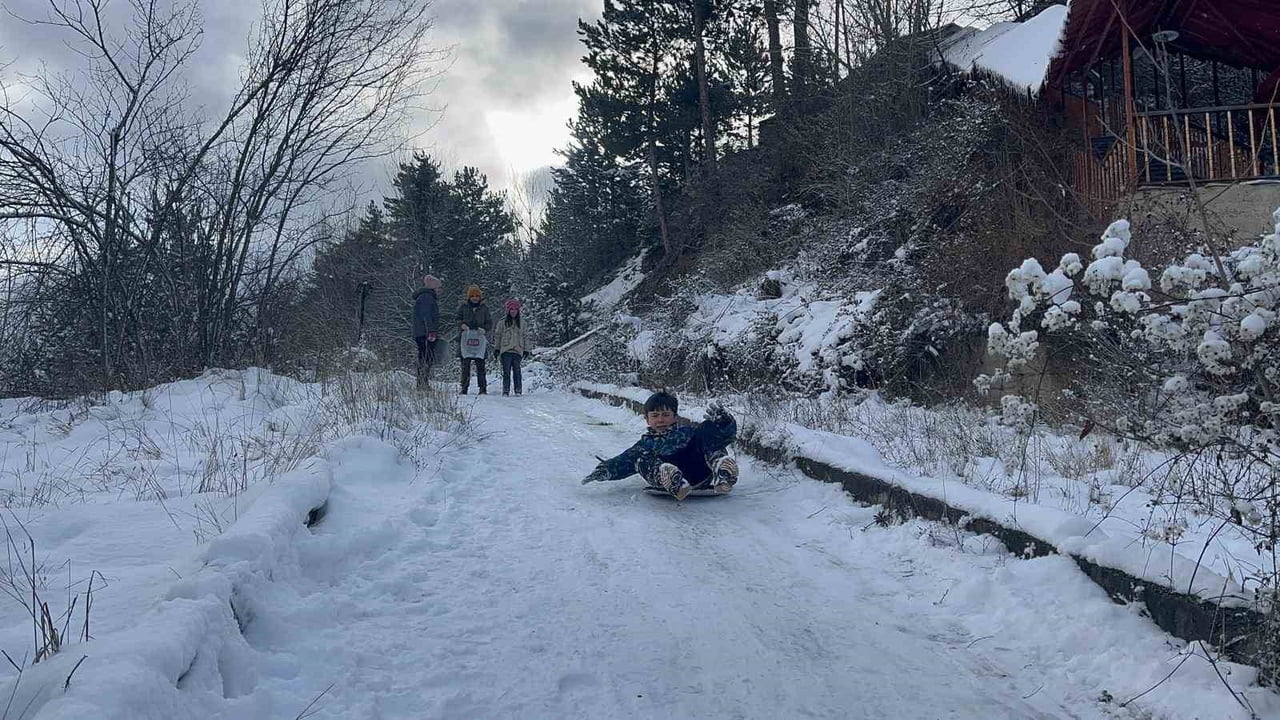 KASTAMONU'NUN YÜKSEK RAKIMLI BÖLGELERİNDE KAR YAĞIŞI ARA ARA DEVAM EDİYOR. İHSANGAZİ İLÇESİNDE KAR...