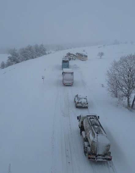 KASTAMONU-ARAÇ KARA YOLU ÜZERİNDE YOĞUN KAR YAĞIŞI NEDENİYLE KONTROLDEN ÇIKAN YOLCU OTOBÜSÜ, KARA...