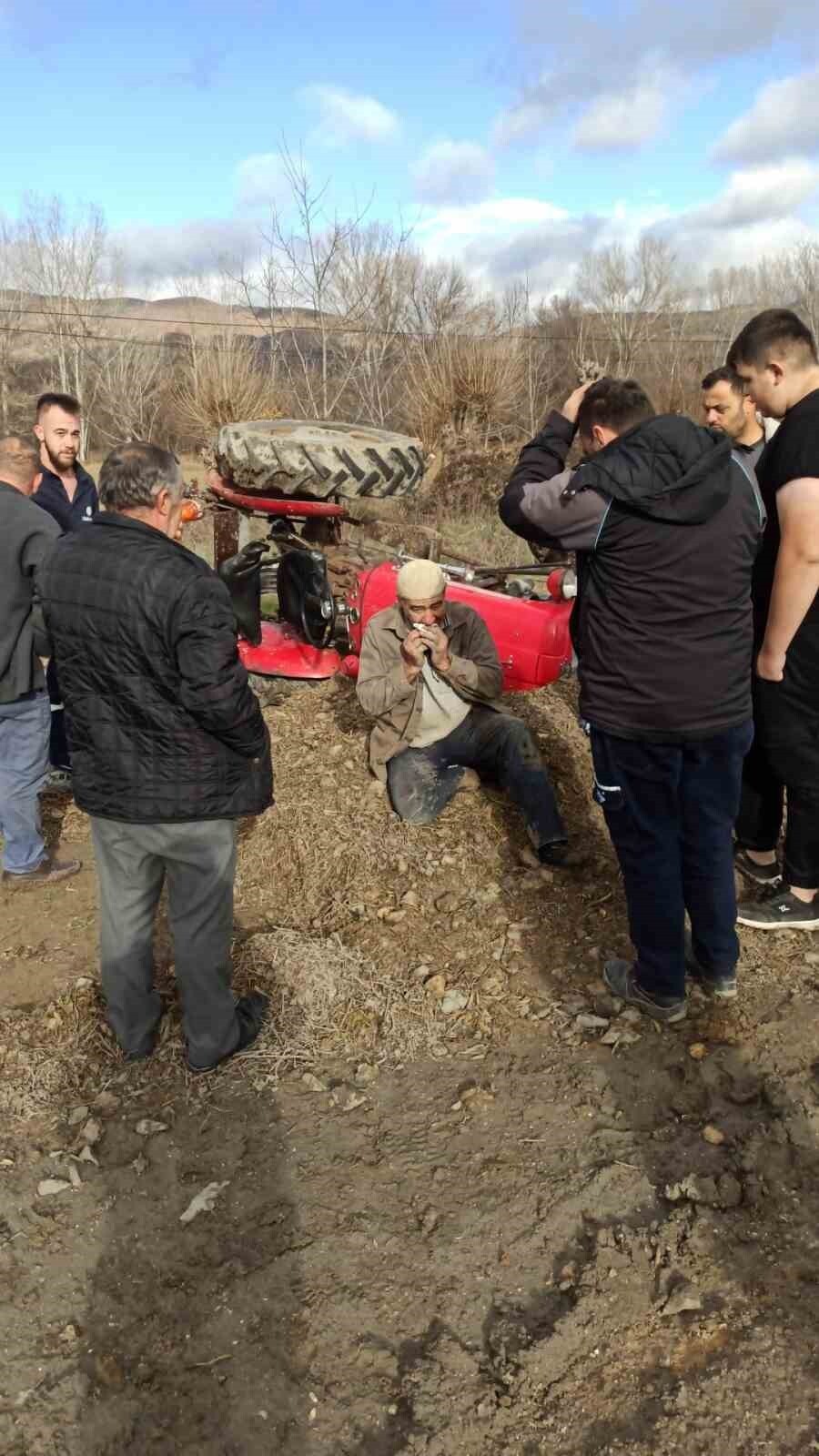 KASTAMONU’DA CENAZE ARACI İLE TRAKTÖRÜN ÇARPIŞMASI NETİCESİNDE MEYDANA GELEN KAZADA 4 KİŞİ...