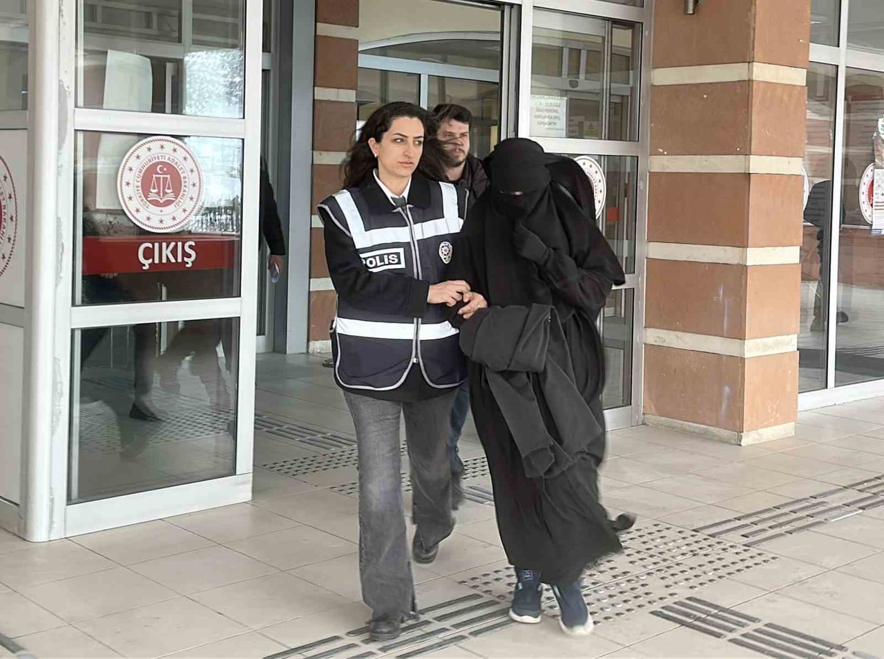 KASTAMONU’DA DEAŞ SİLAHLI TERÖR ÖRGÜTÜNE YÖNELİK DÜZENLENEN OPERASYONDA GÖZALTINA ALINAN 8...
