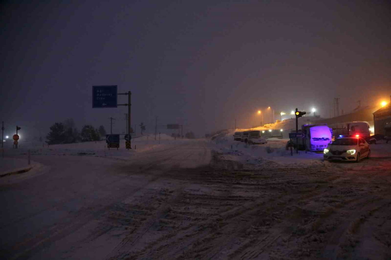 KASTAMONU’DA ETKİLİ OLAN YOĞUN KAR YAĞIŞI SEBEBİYLE BAZI YOLLAR AĞIR TONAJLI ARAÇ TRAFİĞİNE...
