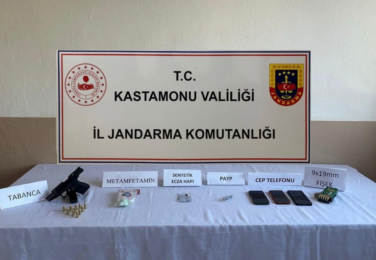 KASTAMONU’DA GERÇEKLEŞTİRİLEN UYUŞTURUCU OPERASYONDA GÖZALTINA ALINAN ŞÜPHELİLERDEN 1’İ...