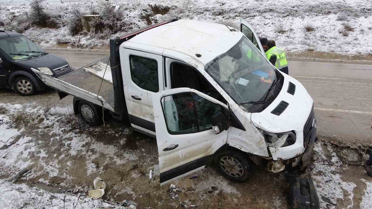 KASTAMONU’DA İŞÇİLERİ TAŞIYAN KAMYONETİN KAR YAĞIŞI SEBEBİYLE KAYMASI SONUCU ŞARAMPOLDE DEVRİLMESİ...