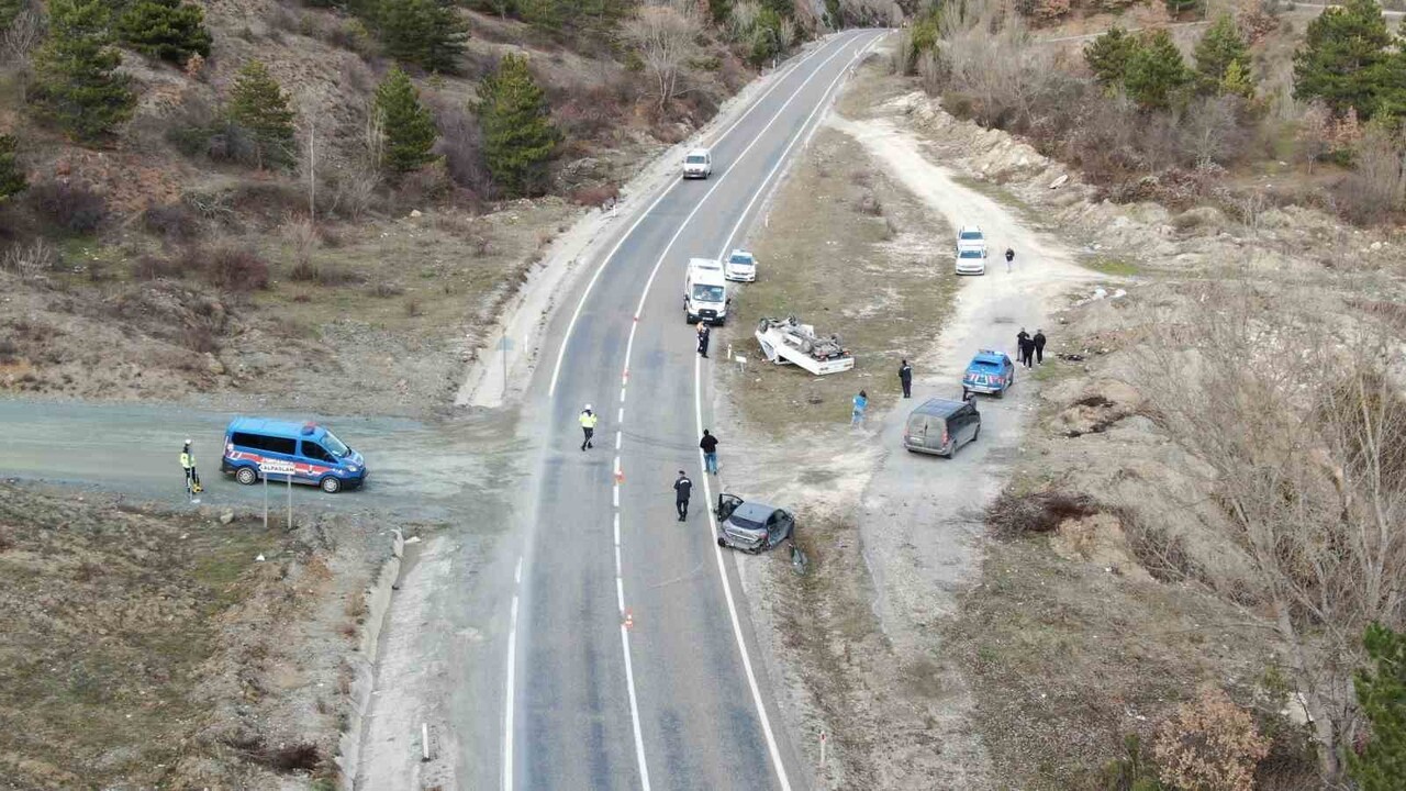 KASTAMONU’DA KAMYONET İLE OTOMOBİLİN KARIŞTIĞI KAZADA İSMAİL KOÇ HAYATINI KAYBETTİ.