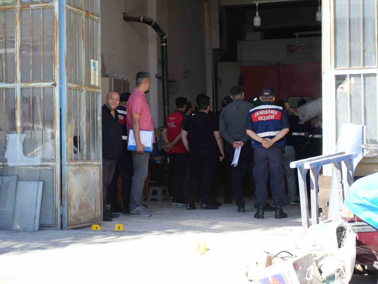 KASTAMONU’DA KAPORTA TAMİRİ VE ARAÇ BOYAMA SEBEBİYLE ÇIKTIĞI İDDİA EDİLEN TARTIŞMA SONRASINDA...