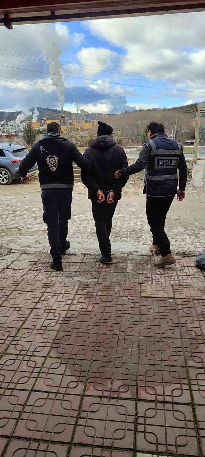 KASTAMONU’DA OKULUN MÜDÜR YARDIMCISI DARP ETTİĞİ GEREKÇESİYLE GÖZALTINA ALINAN BÜFE İŞLETMECİSİ...