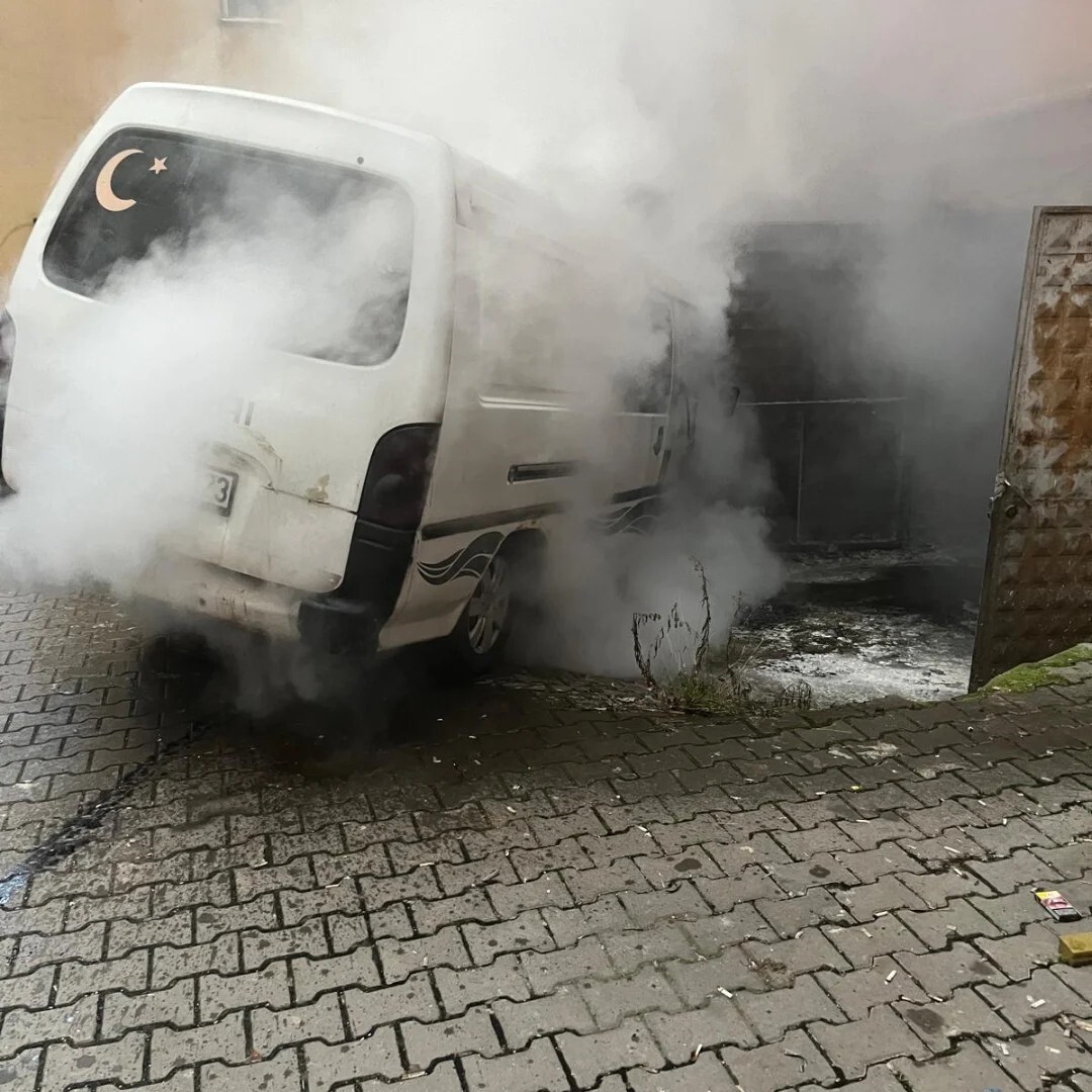 KASTAMONU’DA PARK HALİNDE BULUNAN MİNİBÜS, MOTOR AKSAMINDAN ÇIKAN YANGIN SONRASINDA KULLANILAMAZ...