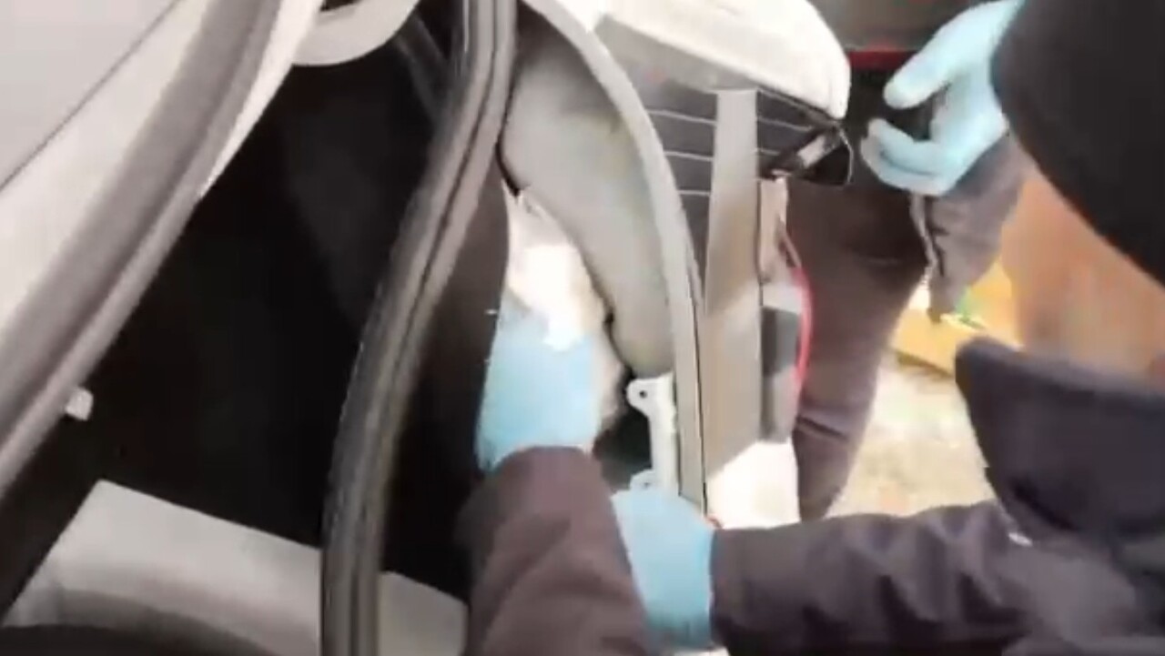 KASTAMONU İL EMNİYET MÜDÜRLÜĞÜ EKİPLERİNCE DURDURULAN BİR ARAÇTA YAPILAN ARAMADA STOP LAMBALARININ...