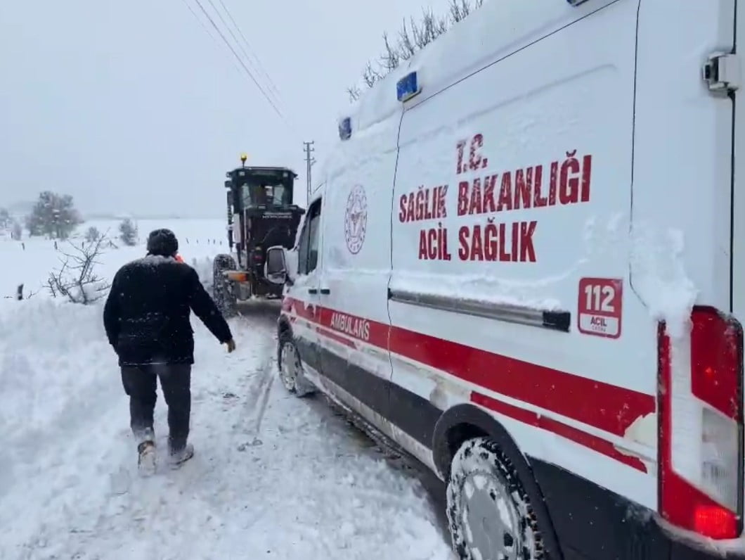 KASTAMONU’NUN DADAY İLÇESİNDE HASTAYA GİDEN VE YOLDA MAHSUR KALAN AMBULANSIN İMDADINA KASTAMONU...