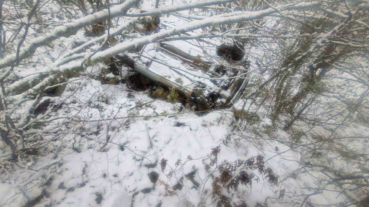 KASTAMONU’NUN HANÖNÜ İLÇESİNE BUZLANIN YOL NEDENİYLE DİREKSİYON HAKİMİYETİNİ KAYBEDEN SÜRÜCÜ...