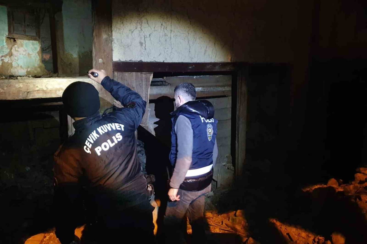 KASTAMONU’NUN TAŞKÖPRÜ İLÇESİNDE İL EMNİYET MÜDÜRLÜĞÜ EKİPLERİNCE YILBAŞI ÖNCESİNDE DENETİM...