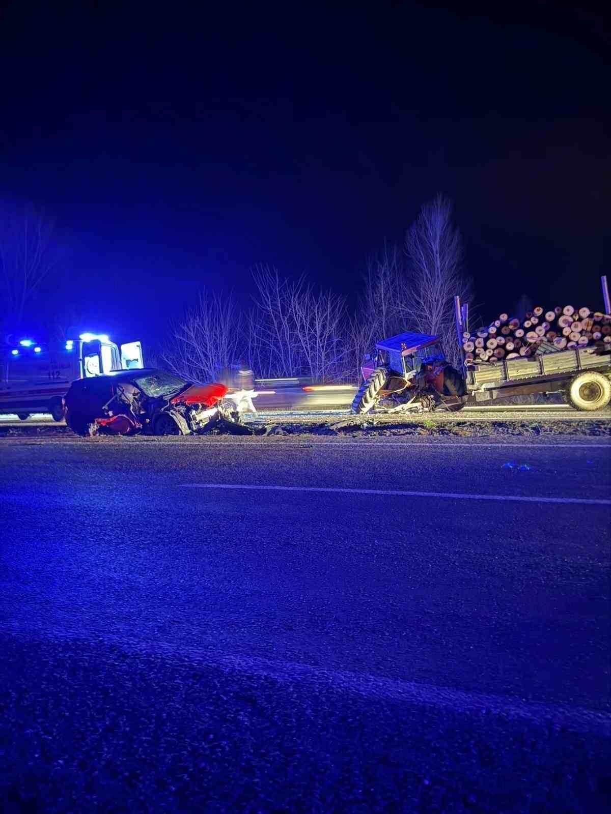 KASTAMONU’NUN TAŞKÖPRÜ İLÇESİNDE RÖMORKU ODUN YÜKLÜ TRAKTÖR İLE HAFİF TİCARİ ARAÇ ÇARPIŞTI. KAZADA...